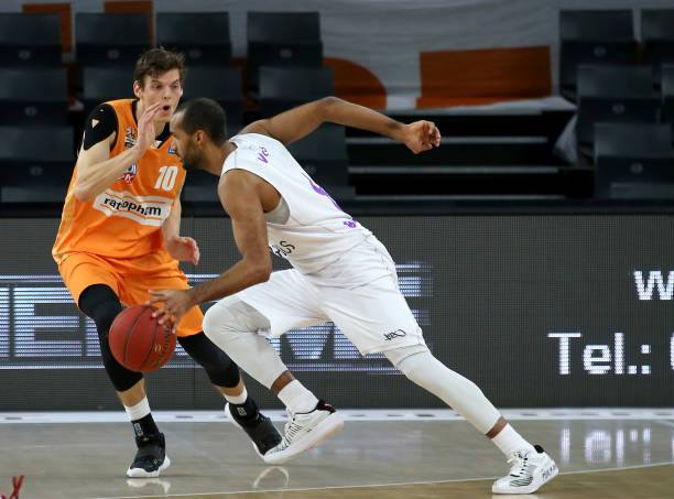 排名稍逊于 排名稍逊于